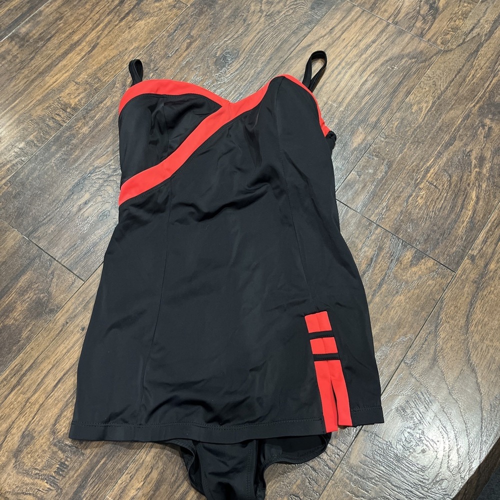 Fit 4 U Black & Red Trim Skirted Tummy Control One Piece Swimsuit Size 10 EUC